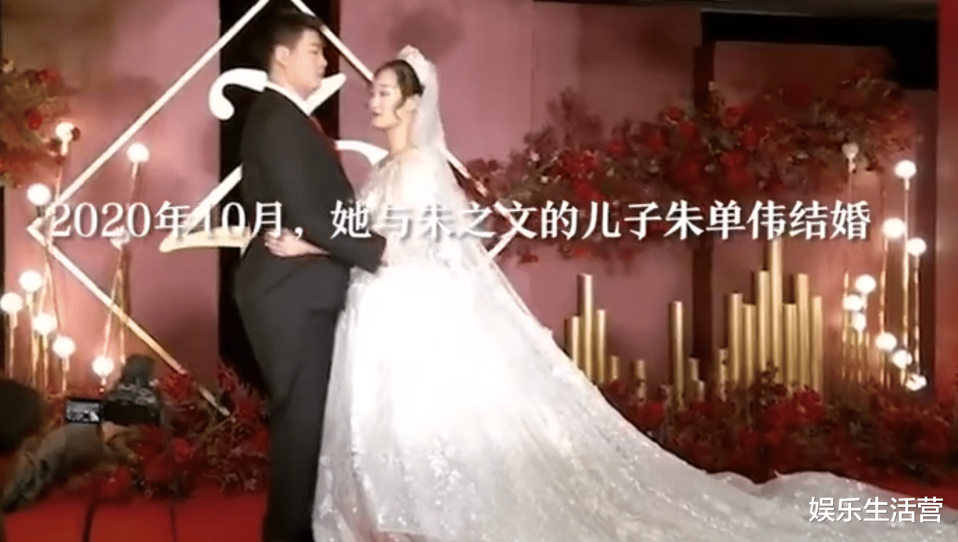 朱之文|大衣哥儿媳签约MCN机构，专场报价1小时3万，网友：舍身取亿