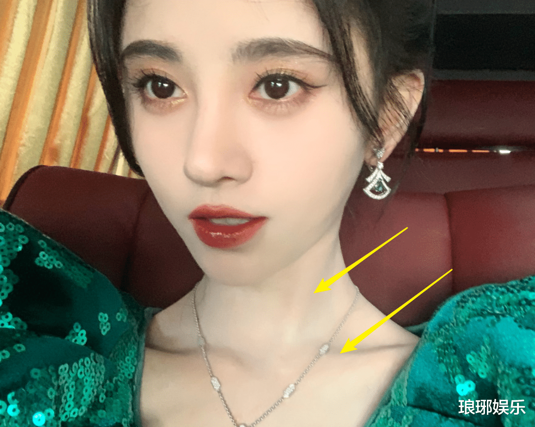 鞠婧祎|鞠婧祎被发现全身抹粉，品牌方不敢借衣服，自拍照不小心全露馅了