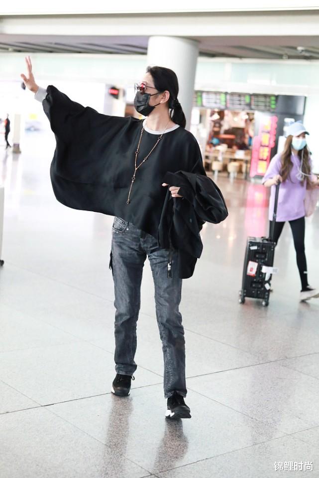 锦鲤时尚|倪萍变瘦像开挂，T恤配外套价格就过万，看似低调实则是隐藏阔太