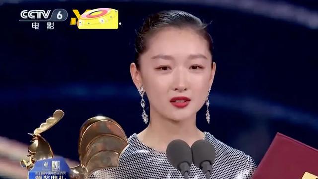 迪丽热巴|演员获奖时表情：周冬雨当场愣住，热巴从容捂胸，王菲：我应得的
