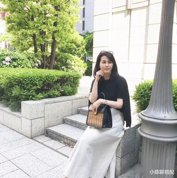 小陈聊搭配|这才是中年女性该有的穿搭：收腰上衣+半身裙，优雅减龄美极了