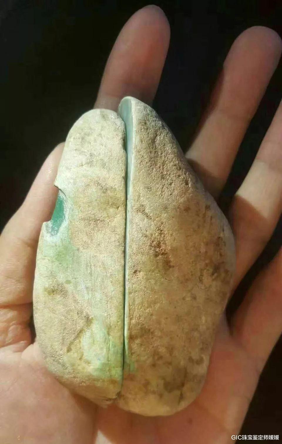 翡翠|天差地别的两块翡翠原石，切开却让人意外，赌石有风险入行需谨慎