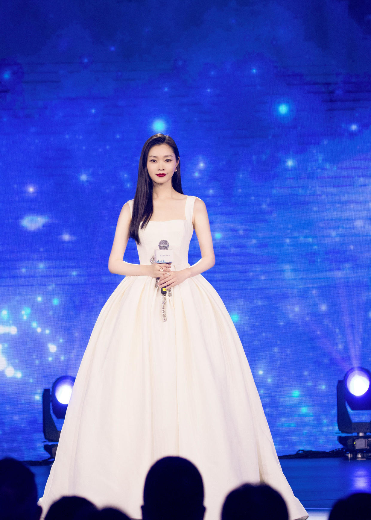 何有强|宋轶出演《赘婿》女主角翻红，身穿一袭白色吊带裙亮相，高贵优雅