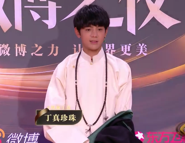 程潇|丁真成微博之夜香饽饽,明星争相求合影,黄子韬台上邀自拍