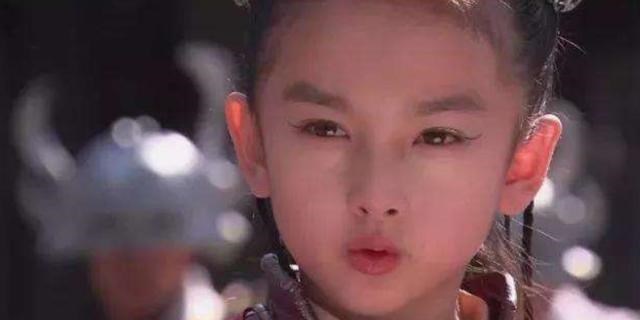 宋祖儿|有种“发育过猛”叫宋祖儿,一身礼服出席活动,众人:这谁扛得住