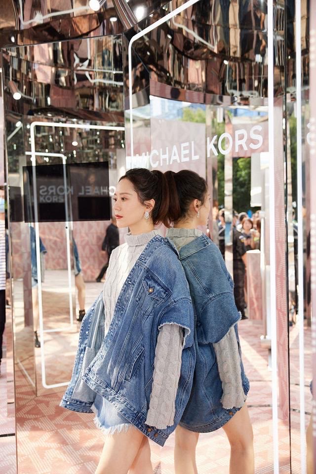 毛衣 海清穿上秋天第一件毛衣，搭配牛仔衫扎高马尾，看着不像中年阿姨