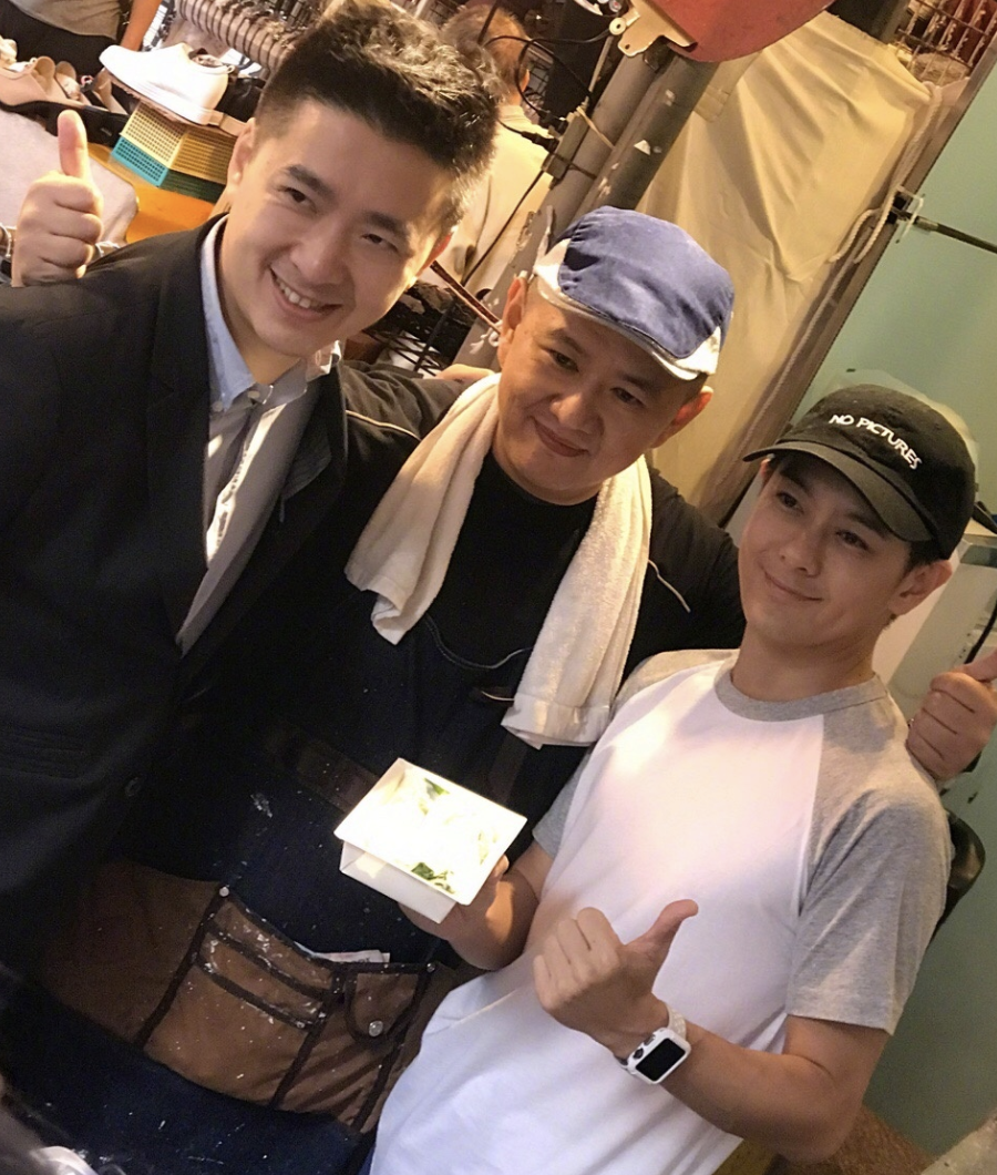 林志颖|林志颖携弟弟参加年会，合唱18岁时成名曲，小志保养年轻更像弟弟