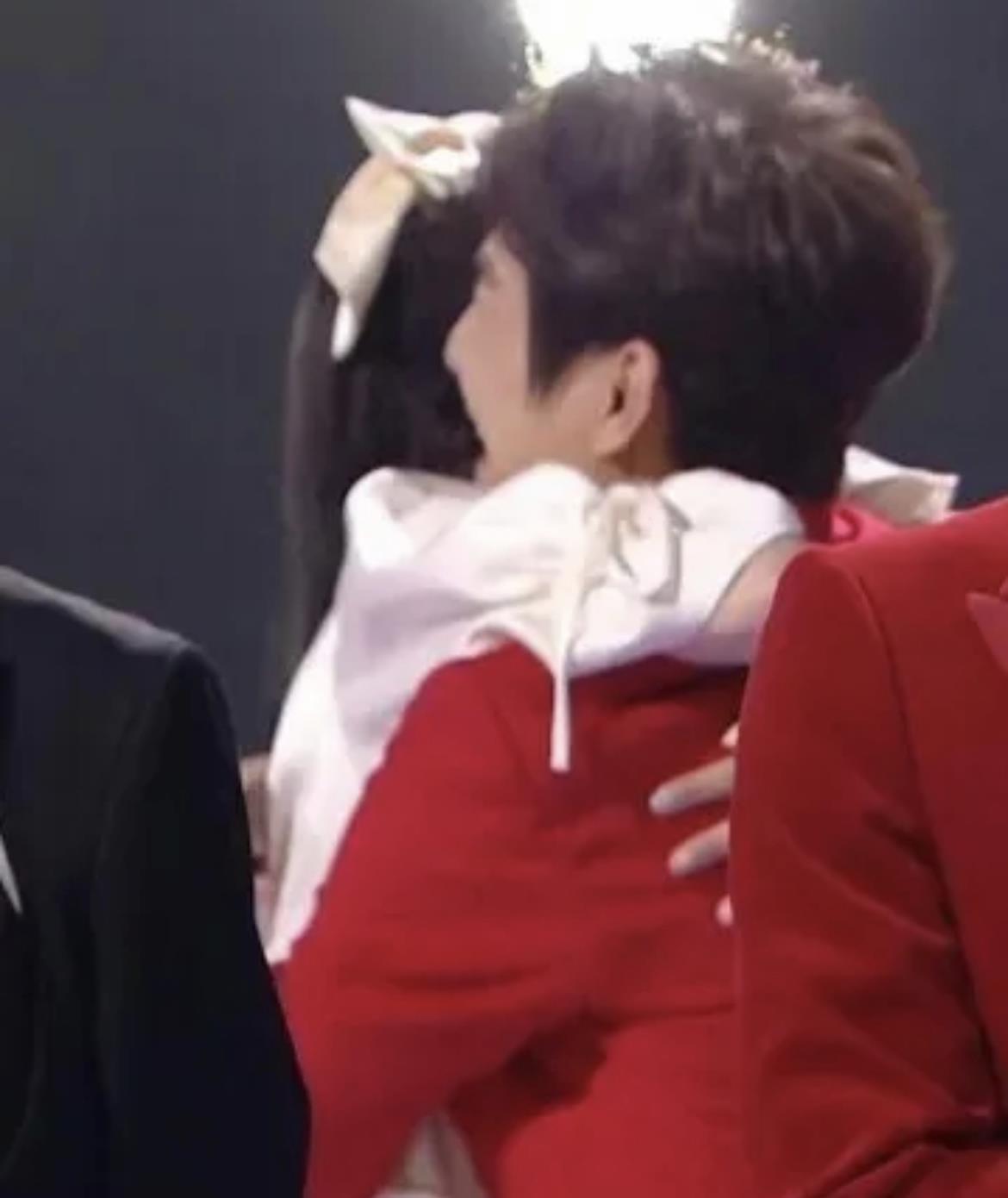 何炅|跨年夜三人都在场，何炅却只拥抱了吴昕，背后的原因让人泪奔