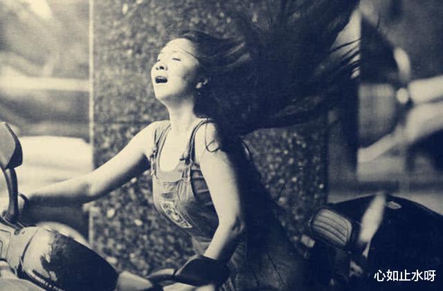 王志文|无法重拍瞬间：意气风发的王志文帅气逼人，图5骑摩托车的辣妹是谁？