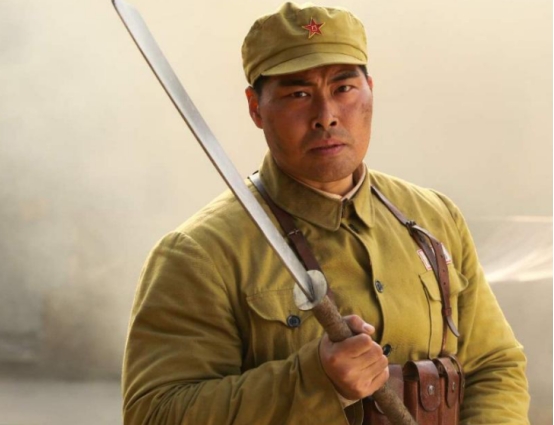 肌肉男|他是国产肌肉男,堪比巨石强身,撕完鬼子却无戏可拍