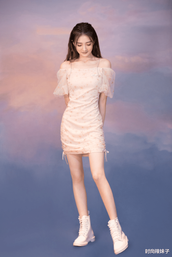 唇妆|徐璐全新大片，露背裙配复古红唇，优雅高贵宛如童话公主