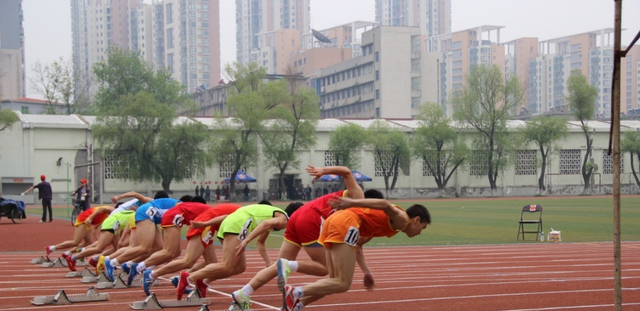 家有二宝育儿|下雨天体院男生的打伞方式，一个人拯救一个宿舍，这满满的安全感