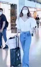 Angelababy|杨颖携儿子走机场！这么瘦还有大假胯腿也粗，撇下儿子光顾着摆拍