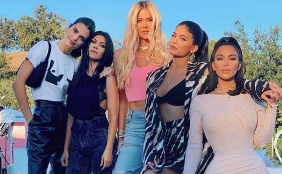 肯达尔·詹娜|詹娜晒圣诞写真！贵妇范十足，躺豪宅沙发喝红酒，布克不在身边