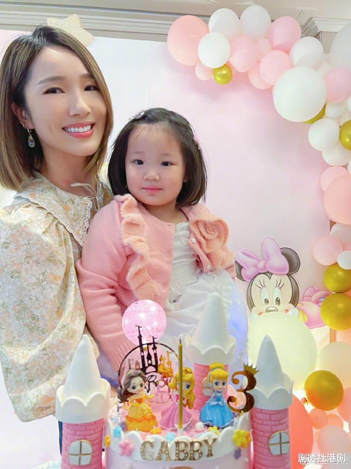 王祖蓝|王祖蓝为两位爱女庆生，晒一家四口温馨合照，三岁大女儿像极爸爸