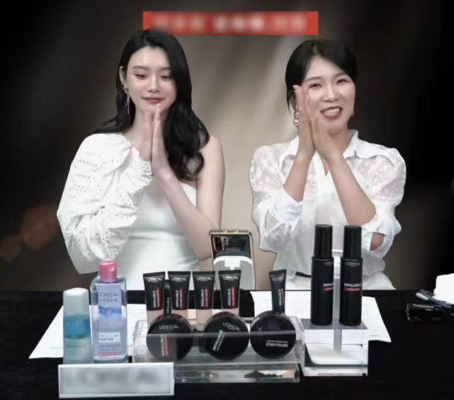 奚梦瑶|奚梦瑶官宣二胎后首亮相，孕肚微隆孕味十足，表示以后家里更热闹