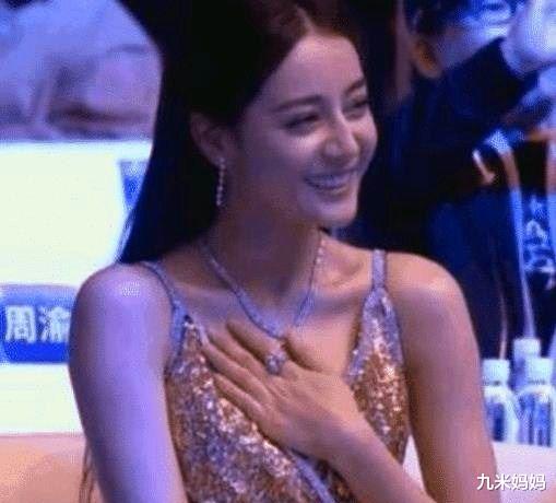 迪丽热巴|迪丽热巴不再捂胸，改走性感路线，穿羽毛透视低胸礼服尽显好身材