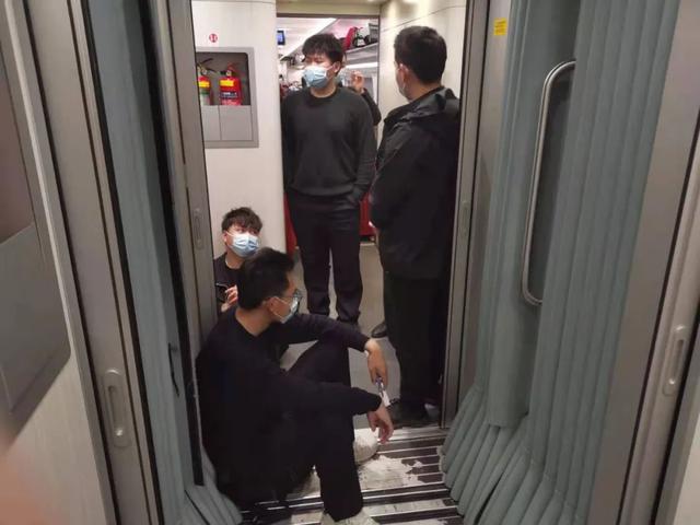 生活报 “最美睡姿”无疑了!背后故事让人心疼