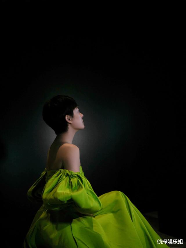 孙俪|孙俪罕穿绿色抹胸裙亮相，留利落短发优雅大方，生图被赞很瘦很美
