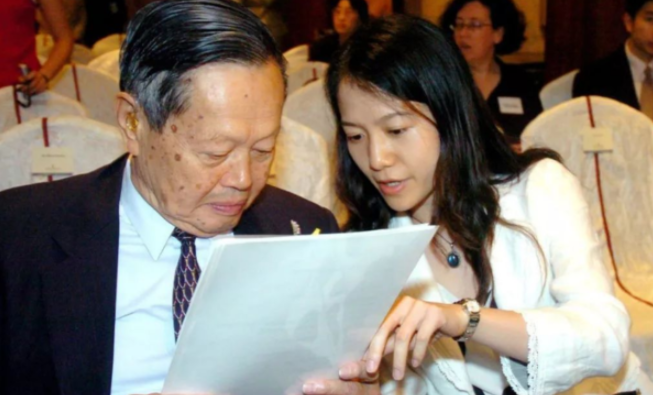 杨振宁|杨振宁如何称呼小自己22岁的岳父，称呼让人叫绝，显情商又体面