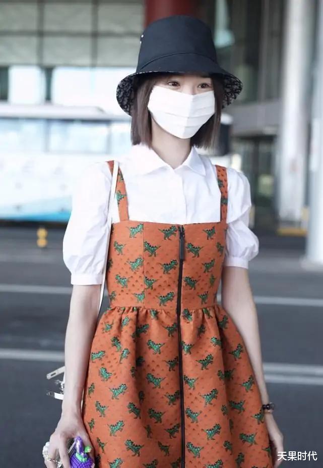 天果时代|毛晓彤才是个时髦精,背带裙故意穿背面,搭泡泡短衫像个小姑娘