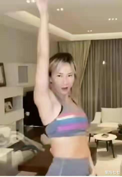 李玟|46岁李玟晒素颜照认不出,小眼睛高鼻梁比例失调,发际线更堪忧