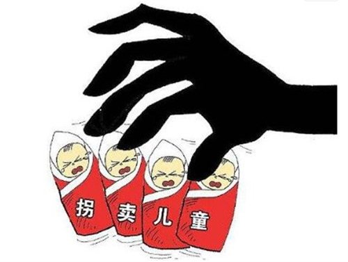 3岁儿子被拐3年,人群中一眼认出亲生父亲,跑上去紧紧抱住不撒手