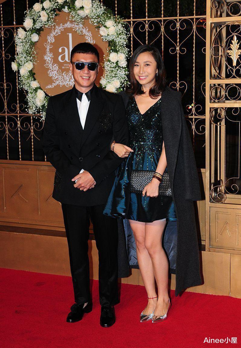 Ainee小屋|生活中的“郑毅红”还挺单纯的，穿收腰短裙甜美清新，看不出心机