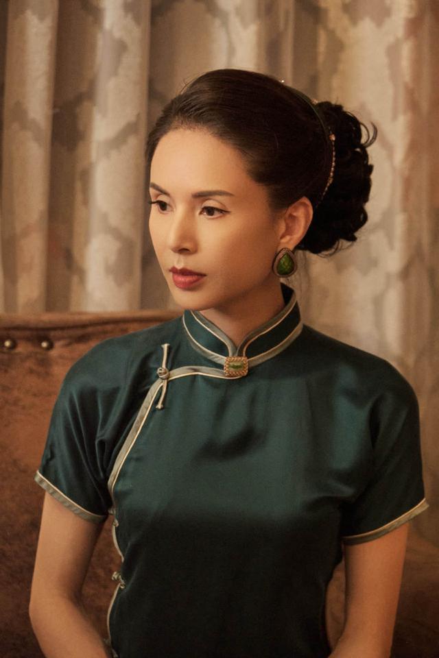 旗袍公馆|李若彤越老越优雅，穿旗袍曲线不输00后，55岁没有一点“阿姨感”