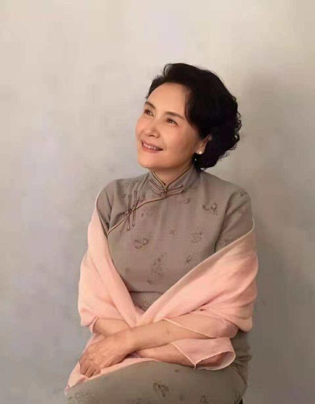 齐刘海 66岁宋晓英水润洋气，穿搭精致卷发干练，状态真实风韵不减当年