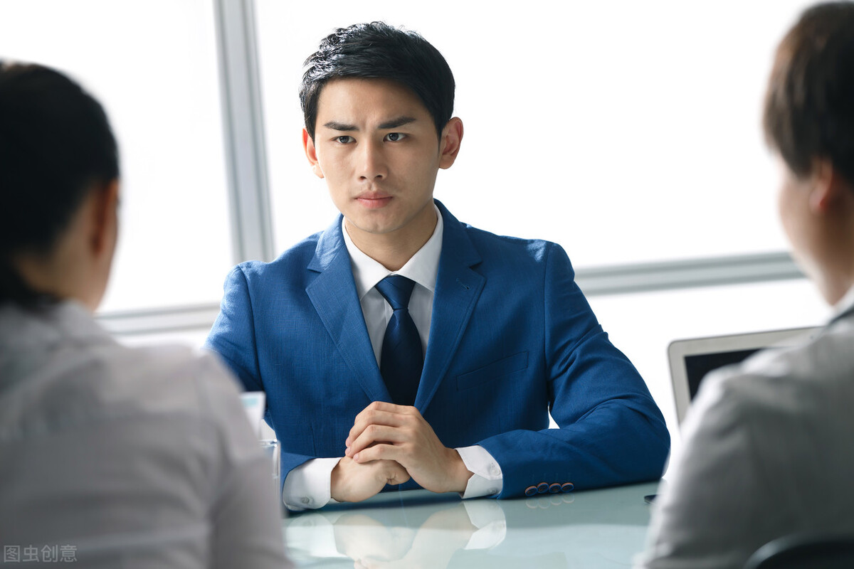 学渣|面试官：“太”字加一笔是什么字？博士答不出，学渣机智应对录用