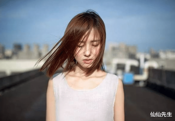 仙仙先生 母亲掏空女儿给儿子去买手机“弟弟是咱家的根”，女儿：我不是吗