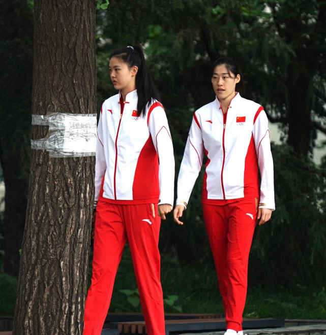 时尚风行派|整装待发！中国女排穿国货出征，郎平站C位比明星有排面，好年轻