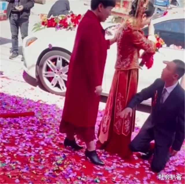 社会扒客 河南商丘,新郎接亲时对岳母连磕三个响头,“年轻人不懂事?”