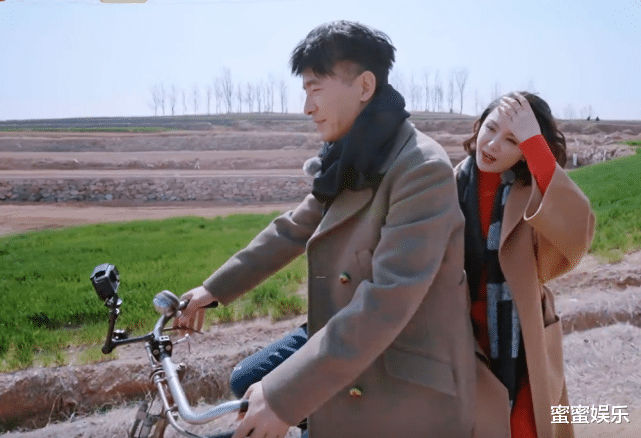 程莉莎|程莉莎戴8000元围巾回乡下，嫌弃吃大葱，婆婆：给你买新筷子