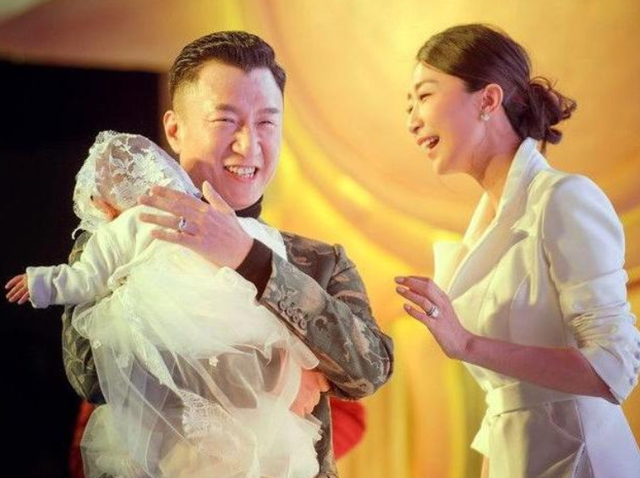 孙红雷|孙红雷带小15岁娇妻与友聚餐，饭后手牵手过二人世界，已相伴14年