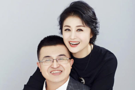 于月仙|爱妻人设崩塌？于月仙告别仪式当日，老公张学松点赞美女视频