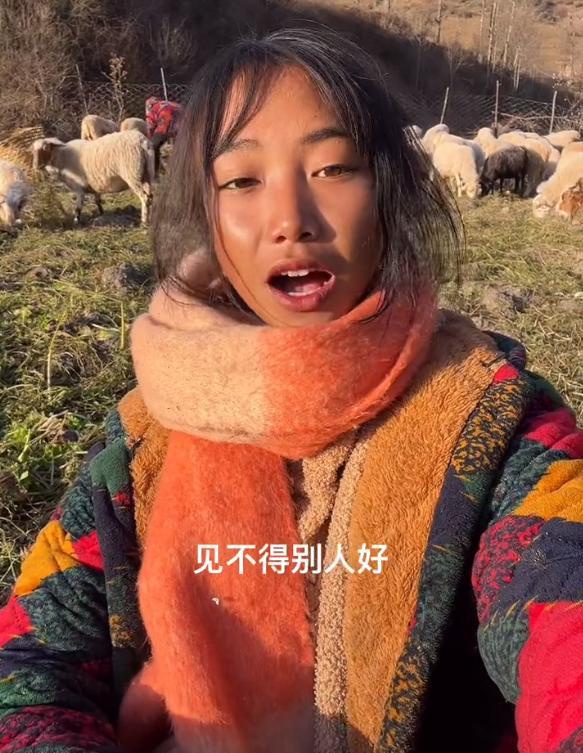 李沁|凉山孟阳彻底翻车?曾用社交账号被扒,化浓妆打扮精致,无穷人样