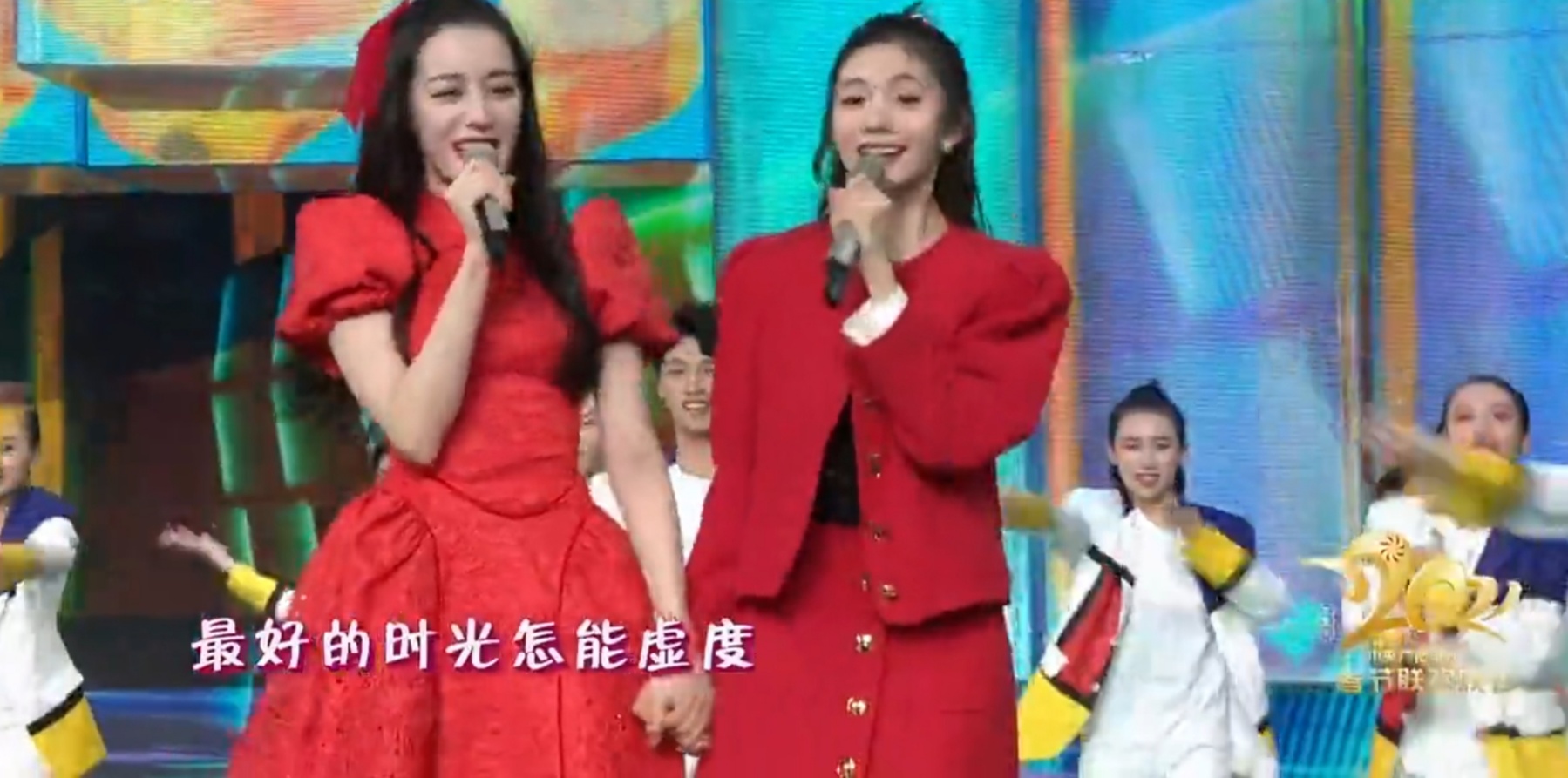 李现|李现跳舞也太好笑了，是在努力想要跟上大家的样子，一旁的热巴笑场了也好美