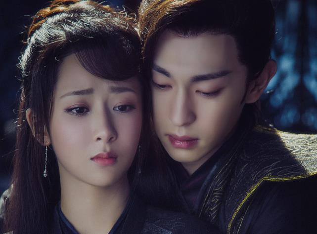 辛晶晶说|《夜旅人》路透曝光，邓伦拿着剧本给倪妮挡太阳超暖心，油头抢镜