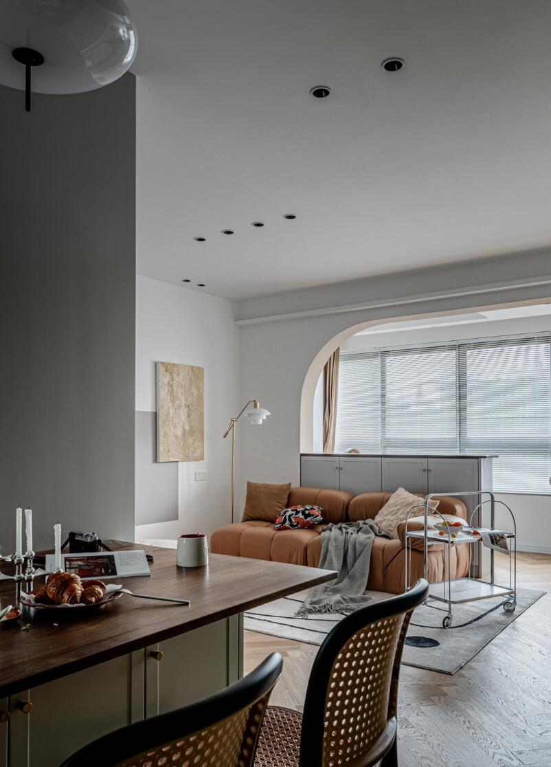 不愧是文艺女青年的家!布局打破常规,色彩古典雅致,太抢眼了