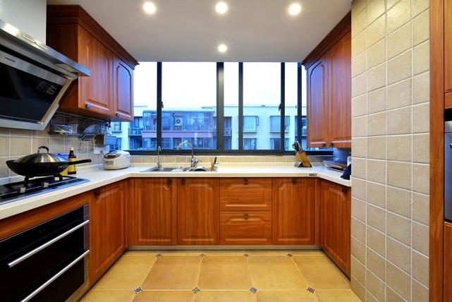 |现在流行全铝橱柜,比定制橱柜便宜,又更实用,使用寿命更长