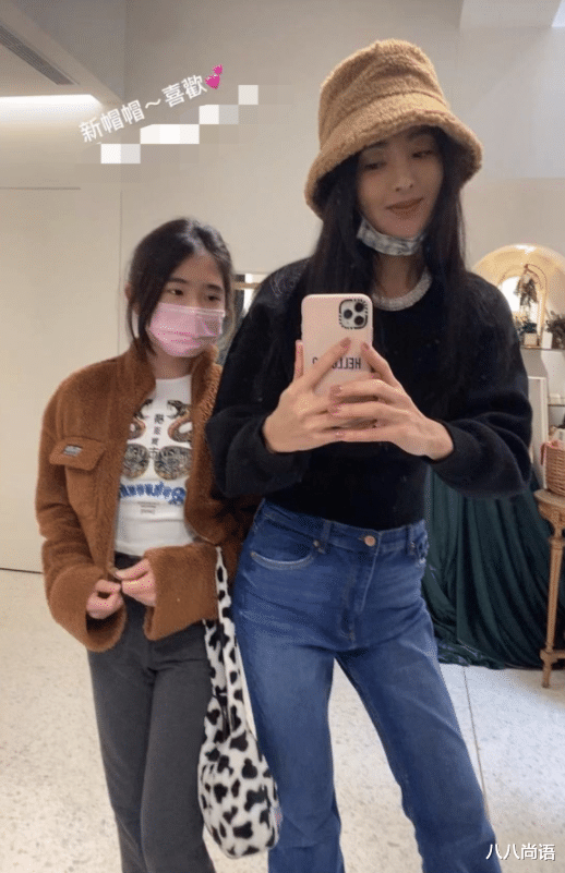 曹格|曹格妻子近照,毛衫配牛仔裤减龄又淑女,同框11岁女儿好似姐妹俩