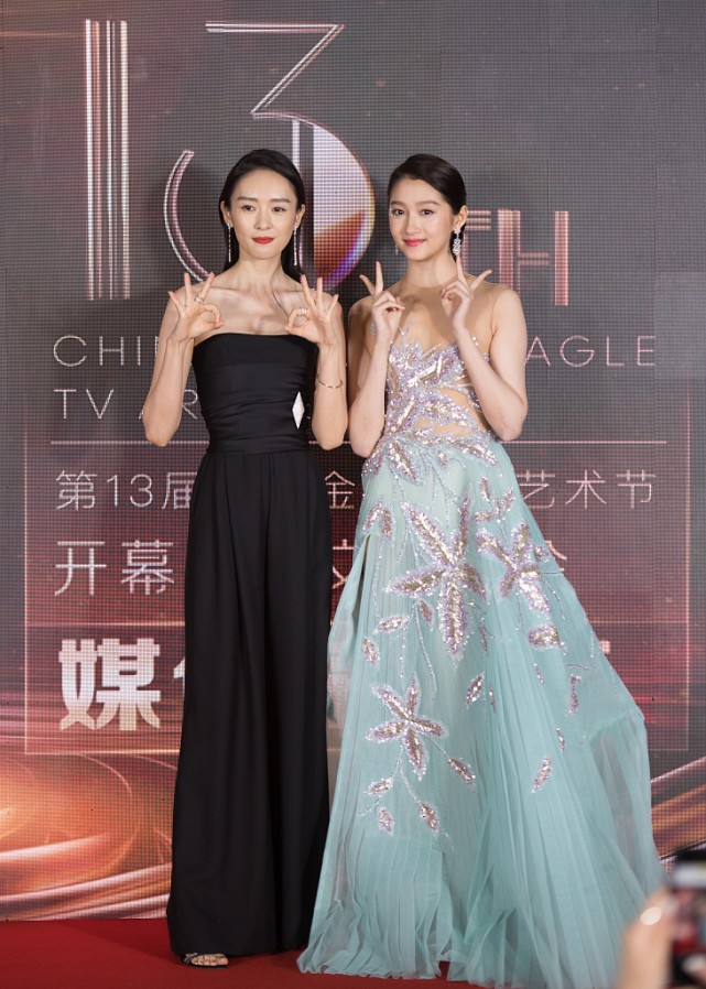 Lady变美日记 关晓彤的“超模身材”绝了，穿轻薄花纹裙“遮”曲线，挺有韵味