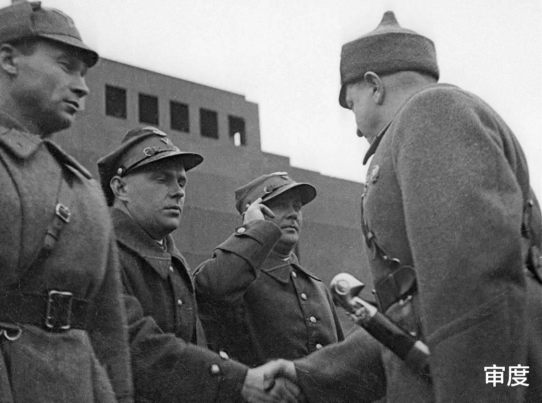 斯大林|能力平庸却稳坐五大元帅中间：斯大林曾狠心要整他，居然下不去手