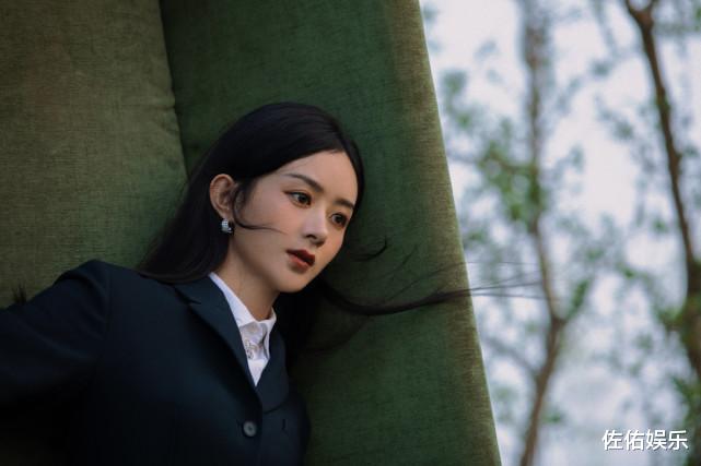 赵丽颖|赵丽颖金黄长裙尽显温柔优雅，眼神犀利有故事，笑容迷人超治愈