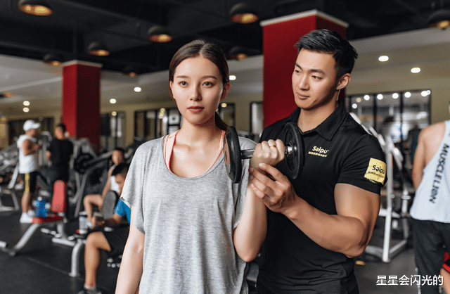 姐弟恋|43岁女人二婚嫁给25岁男人，婚后一年后悔不已：“嫩草”并不好吃