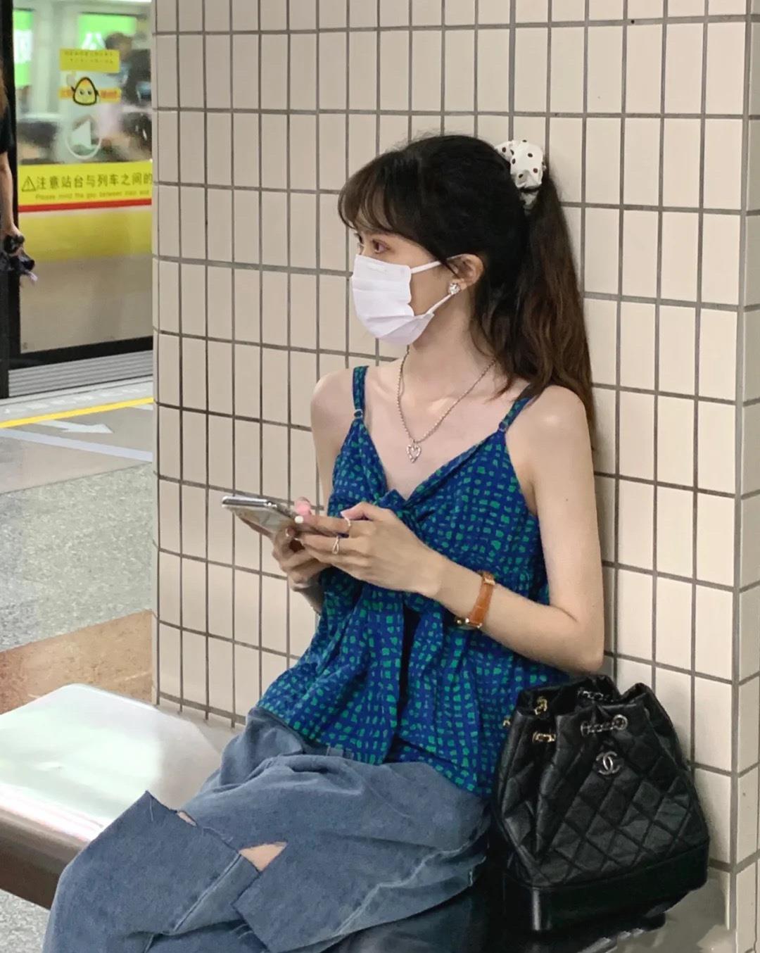 潮流搭配小甜馨|吊带里面需要穿内衣吗？应该穿什么样的款式，很多人还不知道