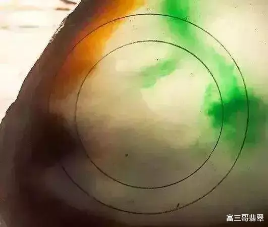 翡翠|赌石实战：十几万入手的翡翠原石，切出百万黄加绿！