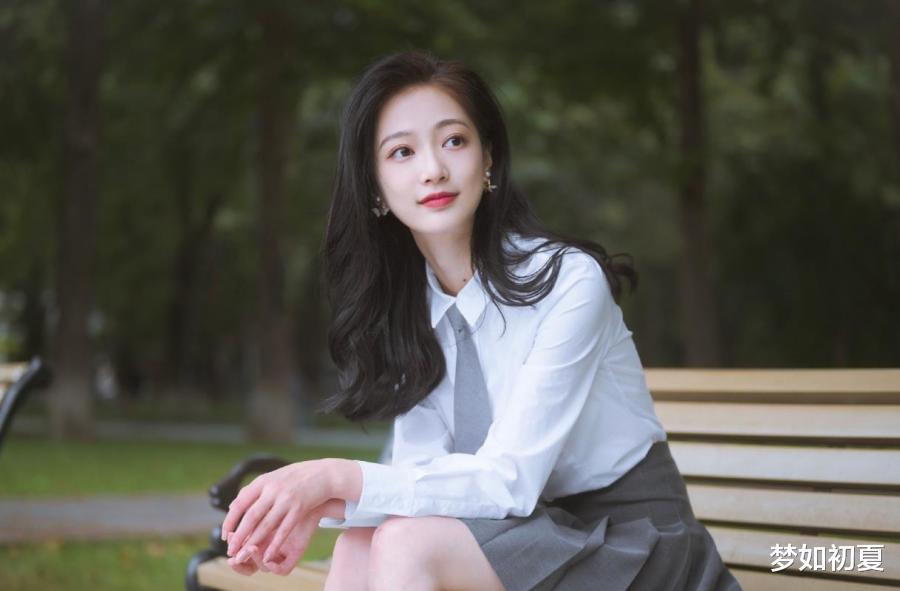 综艺节目|冯琳再次公开亮相，气质出挑，还没毕业就能担任跨年晚会主持人